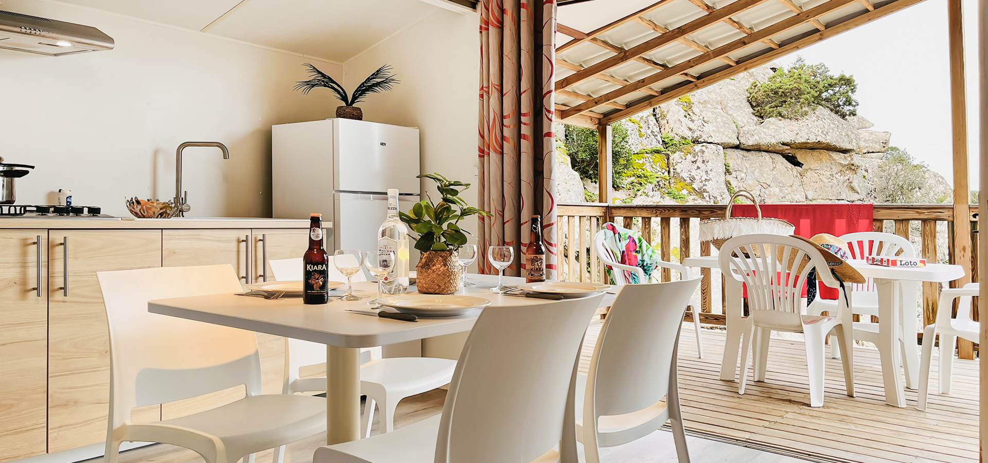 Camping kevano bungalow 2 chambres cuisine table a manger